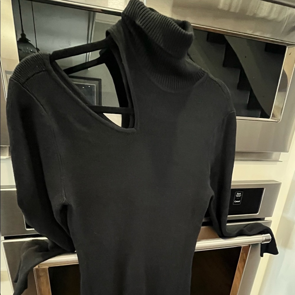 Black dress size M for nice to the body, length below the knees